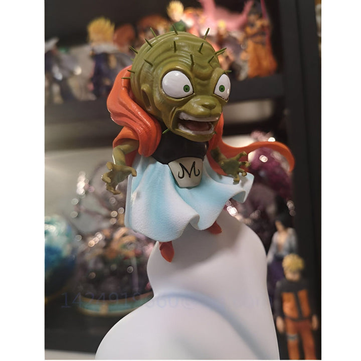Une figurine de personnage de dessin animé, qui est verte avec des épines sur la tête, une cape rouge et une robe blanche. Il est debout sur un nuage blanc et a l'air surpris.,FI-6757526794