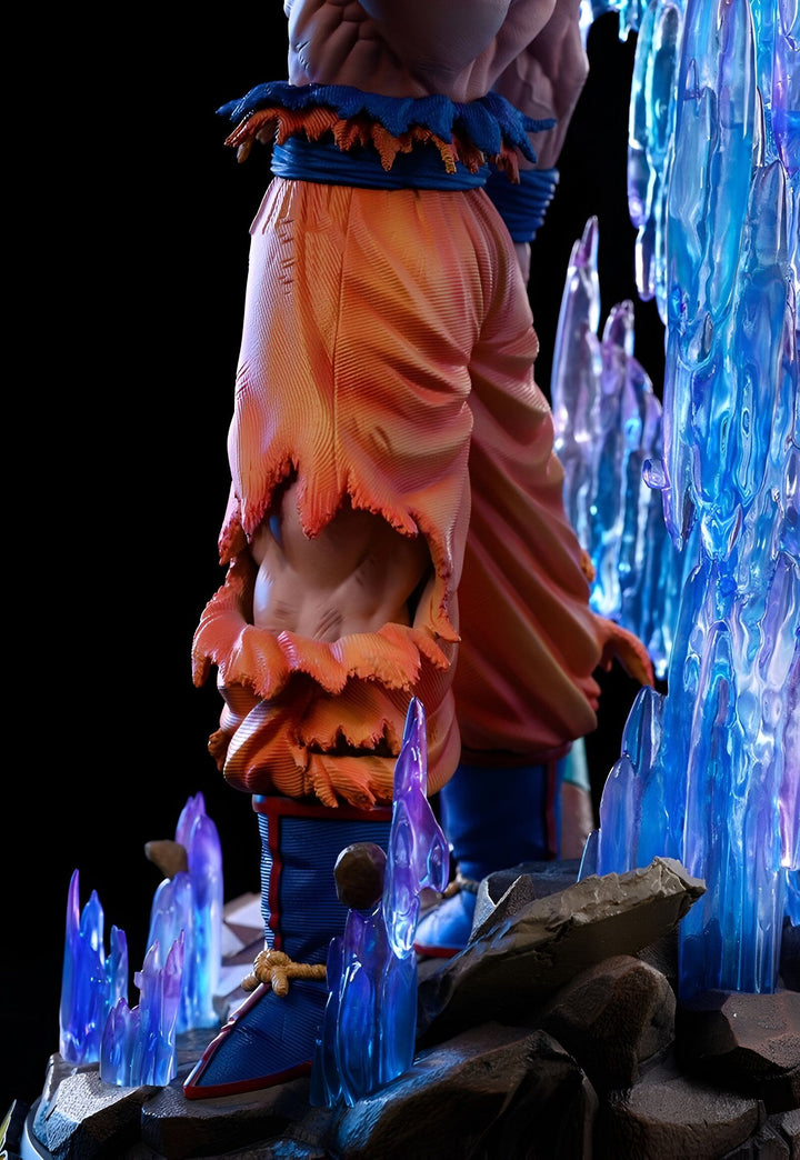 Une image en gros plan des jambes de Son Goku, un personnage de la série Dragon Ball Z. Il porte son costume orange déchiré et ses bottes bleues. Il se tient sur un rocher, entouré de cristaux de glace bleus.,FI-3260861467