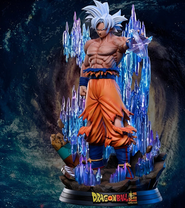 Une image de Son Goku, un personnage de Dragon Ball Super. Il est représenté avec les cheveux blancs et les yeux bleus, et porte une combinaison orange et bleue. Il est en train de charger une attaque énergétique bleue.,FI-3260861467