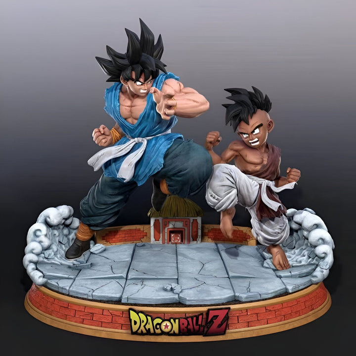 Une figurine de Goku et Uub en train de se battre. Goku est vêtu d'une combinaison bleue et blanche, et Uub est vêtu d'un pantalon blanc et d'un bandeau bleu. Ils sont tous les deux en position de combat.,FI-3775652744