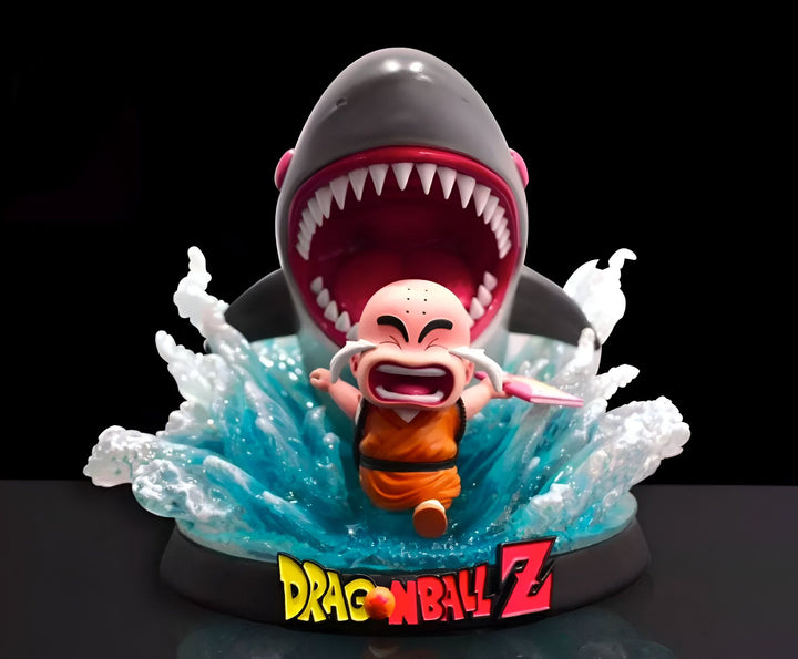 Une figurine de Krilin, un personnage de Dragon Ball Z, en train de nager dans une mer déchaînée. Il est poursuivi par un requin géant.,FI-090087757X
