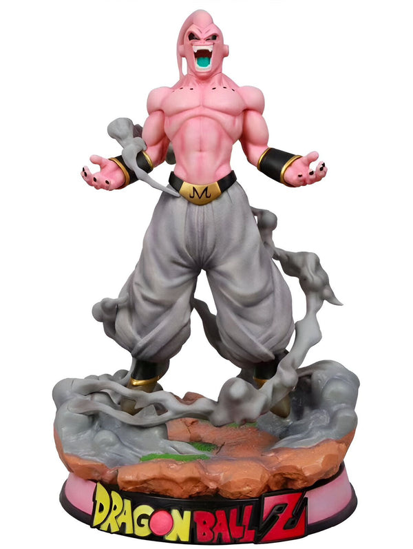 Une figurine de Majin Buu, un personnage de Dragon Ball Z. Il est représenté en train de crier et de se mettre en colère, avec ses muscles saillants et sa peau rose. Il porte un pantalon gris et une ceinture noire avec un "M" dessus. La figurine est posée sur un socle marron avec le logo de Dragon Ball Z.,FI-3137773350