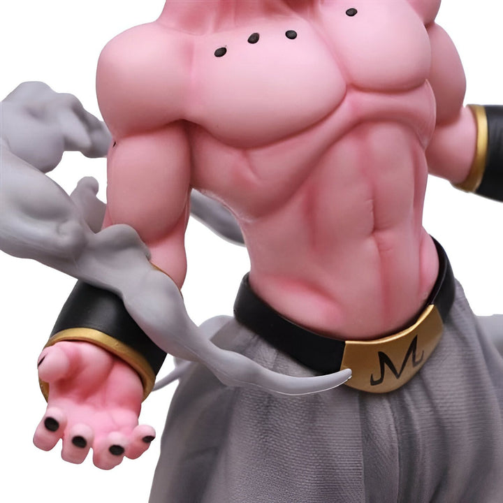 Une image de Majin Buu, un personnage de Dragon Ball Z. Il est rose, musclé et porte un pantalon gris et une ceinture noire avec un M dessus. Il a également des points noirs sur le front et des mèches de cheveux blancs.,FI-3137773350