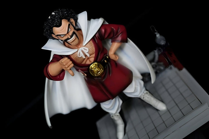 Une figurine de collection de Mr. Satan, un personnage de la série animée Dragon Ball Z. Il est vêtu d'un costume rouge et blanc et porte une cape blanche. Il a les cheveux noirs et les yeux bleus. Il est représenté en train de sourire et de pointer du doigt vers le bas. La figurine est posée sur un socle gris.,FI-0420396594