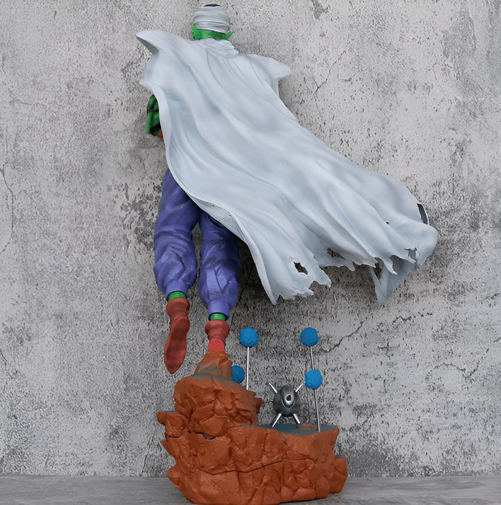 Une figurine de Piccolo, un personnage de Dragon Ball Z, est représentée en train de voler. Il porte sa tenue verte et violette et sa cape blanche. Il est en train de charger une attaque.,FI-3293092977