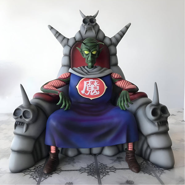L'image représente un personnage de la série Dragon Ball Z, le roi démon Piccolo. Il est assis sur un trône et porte une longue cape bleue. Il a la peau verte et des cheveux blancs.,FI-3475373424