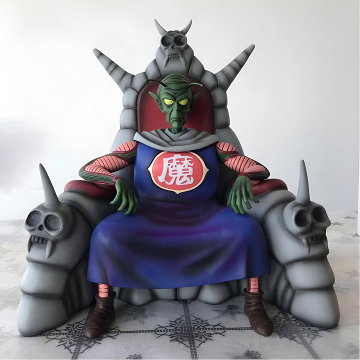 L'image représente un personnage de la série Dragon Ball Z, le roi démon Piccolo. Il est assis sur un trône et porte une longue cape bleue. Il a la peau verte et des cheveux blancs.,FI-3475373424