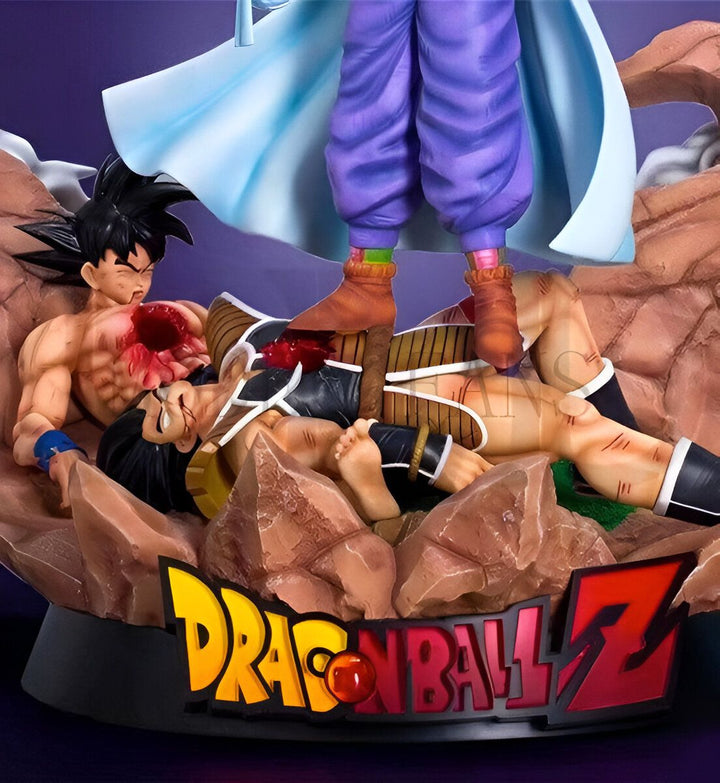 Une image de Son Goku, Vegeta et Raditz. Raditz est allongé sur le sol, vaincu, et Goku et Vegeta se tiennent au-dessus de lui.,FI-9220904705