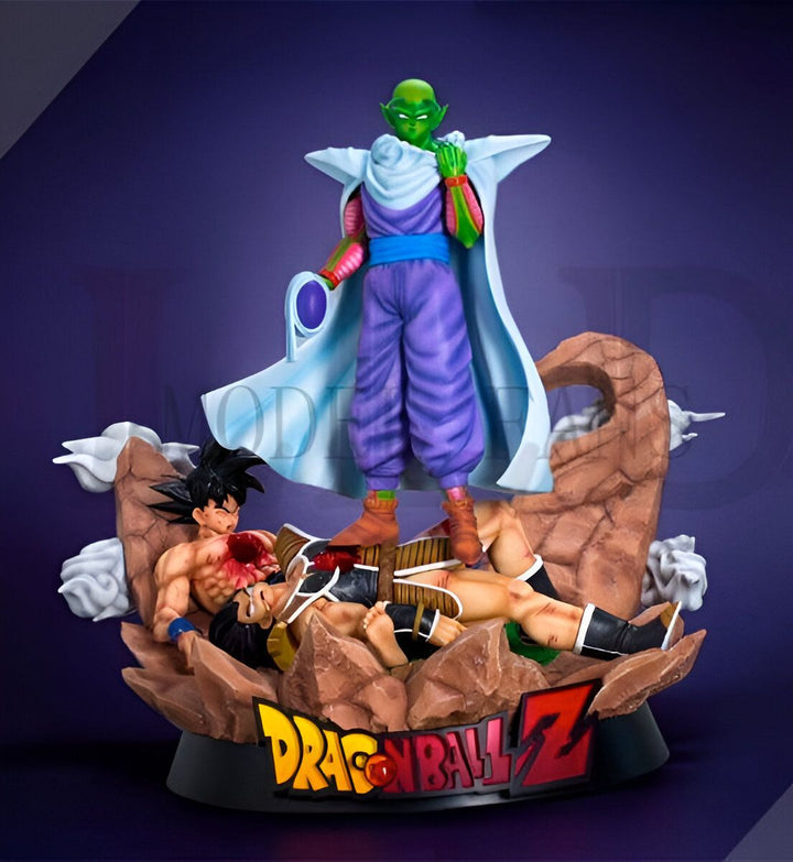 Une image de Piccolo, un personnage de Dragon Ball Z. Il est debout sur un rocher, tenant un jeune garçon dans ses bras. Le garçon est blessé et porte une combinaison orange. Piccolo porte une longue cape blanche et un turban vert. Il a la peau verte et des yeux jaunes.,FI-9220904705