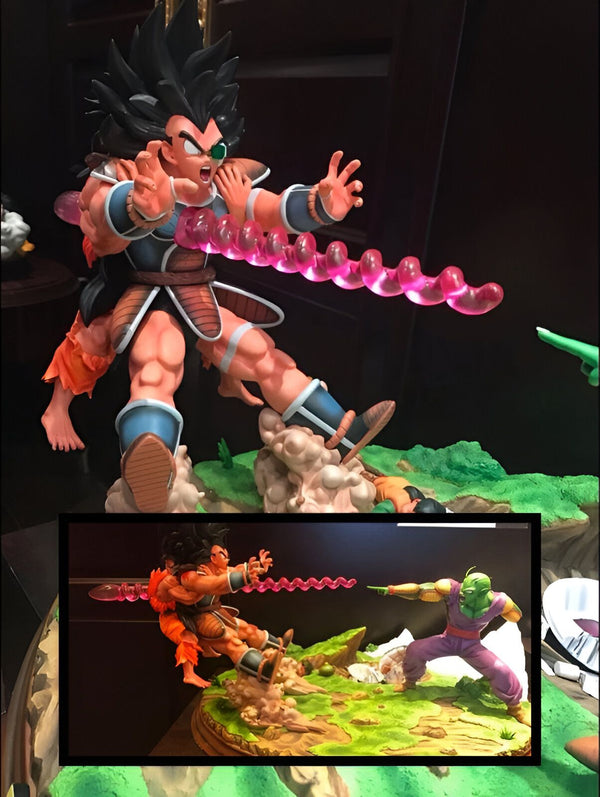 Une image de deux figurines de personnages de Dragon Ball Z, Raditz et Piccolo, en train de se battre. Raditz est un Saiyan, et Piccolo est un Namekian.,FI-6279066541