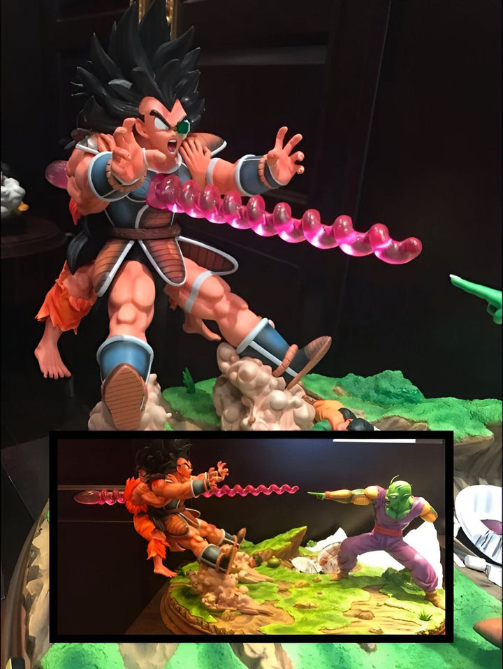 Une image de deux figurines de personnages de Dragon Ball Z, Raditz et Piccolo, en train de se battre. Raditz est un Saiyan, et Piccolo est un Namekian.,FI-6279066541