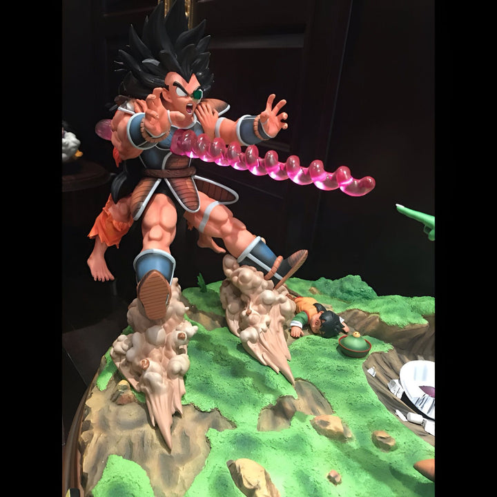 Une image de Raditz, un personnage de Dragon Ball Z, en train de combattre Piccolo. Raditz est un Saiyan, une race extraterrestre puissante, et il est le frère aîné de Goku. Piccolo est un Namekian, une autre race extraterrestre, et il est l'un des derniers survivants de sa race.,FI-6279066541