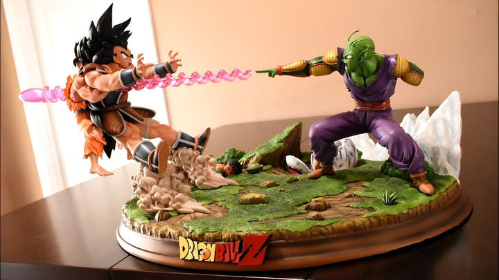 Une image de Son Goku et de Piccolo en train de se battre. Son Goku est un personnage aux cheveux noirs et Piccolo est un personnage vert. Ils sont tous les deux en train de s'affronter et Piccolo a un doigt tendu vers Son Goku.,FI-6279066541