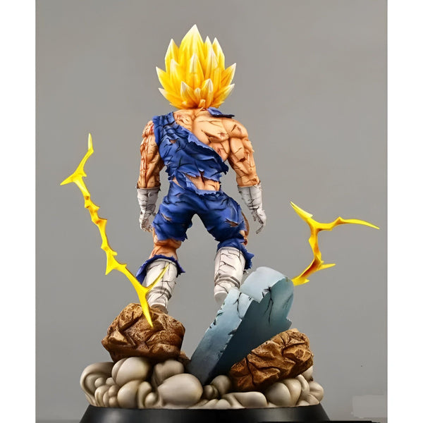 Une figurine de Vegeta, un personnage de Dragon Ball Z, est debout sur un rocher. Il est vêtu d'une combinaison bleue et jaune et a les cheveux jaunes. Il est entouré d'éclairs jaunes.,FI-0178194158