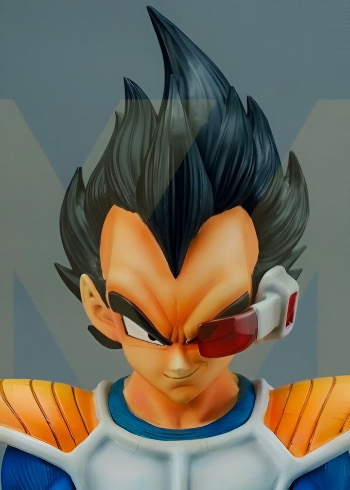 Buste de Vegeta, un personnage de Dragon Ball Z, avec ses cheveux noirs hérissés, son regard déterminé et sa cicatrice sur l'œil gauche. Il porte sa tenue de combat bleue et jaune caractéristique.,FI-6214776579