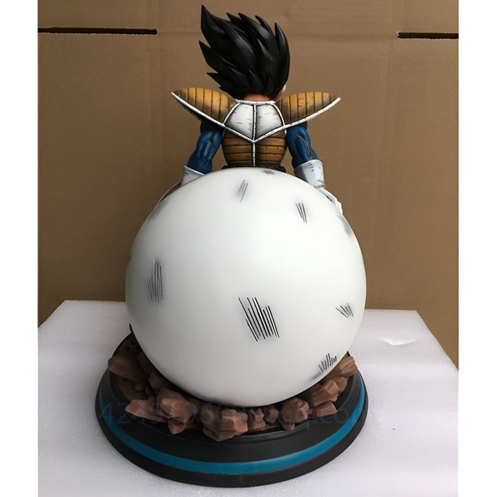 Une statue en résine de Vegeta, un personnage de la série Dragon Ball Z. Vegeta est assis sur une boule de cristal et porte sa combinaison de combat bleue et jaune. Il a les cheveux noirs et les yeux bleus. La statue est très détaillée et mesure environ 30 cm de haut.,FI-112558145X