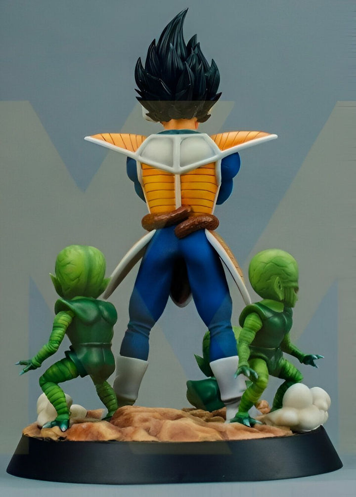 Une figurine de Vegeta, un personnage de Dragon Ball Z, est représentée de dos. Il porte une armure bleue et jaune et a les cheveux noirs. Il est entouré de deux Saibamen, des créatures vertes qui ressemblent à des plantes.,FI-6214776579