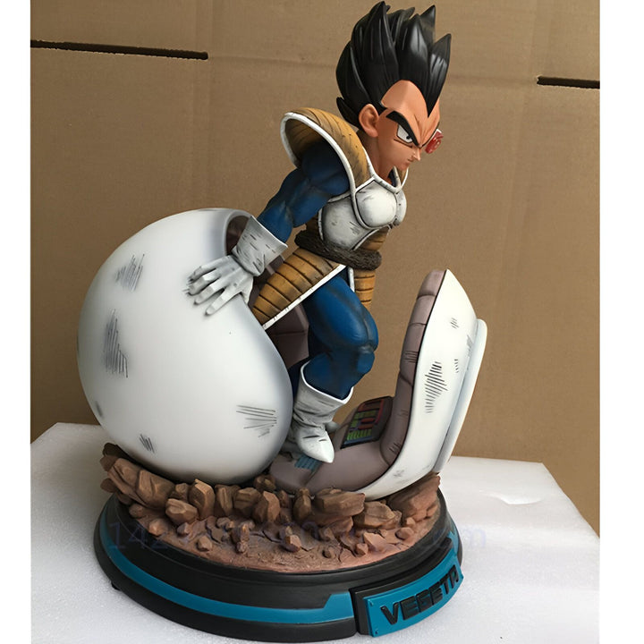 Une statue en résine de Vegeta, un personnage de la série Dragon Ball Z. Vegeta est représenté en train de sortir d'un vaisseau spatial. Il porte une armure bleue et jaune et a les cheveux noirs. La statue est posée sur un socle noir et mesure environ 30 cm de haut.,FI-112558145X