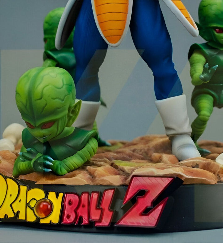 Cette image représente une figurine de Piccolo, un personnage de la série Dragon Ball Z. Il est représenté avec ses vêtements de combat et est entouré de trois Saibaiman, des créatures extraterrestres. La figurine est posée sur un socle marron avec le logo Dragon Ball Z.,FI-6214776579