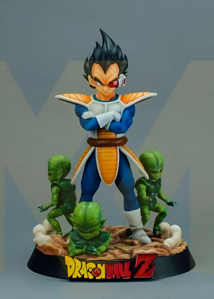 Une figurine de Vegeta, un personnage de Dragon Ball Z. Il est vêtu de son armure de combat et a les cheveux noirs. Il est entouré de quatre Saibamen, des créatures extraterrestres.,FI-6214776579