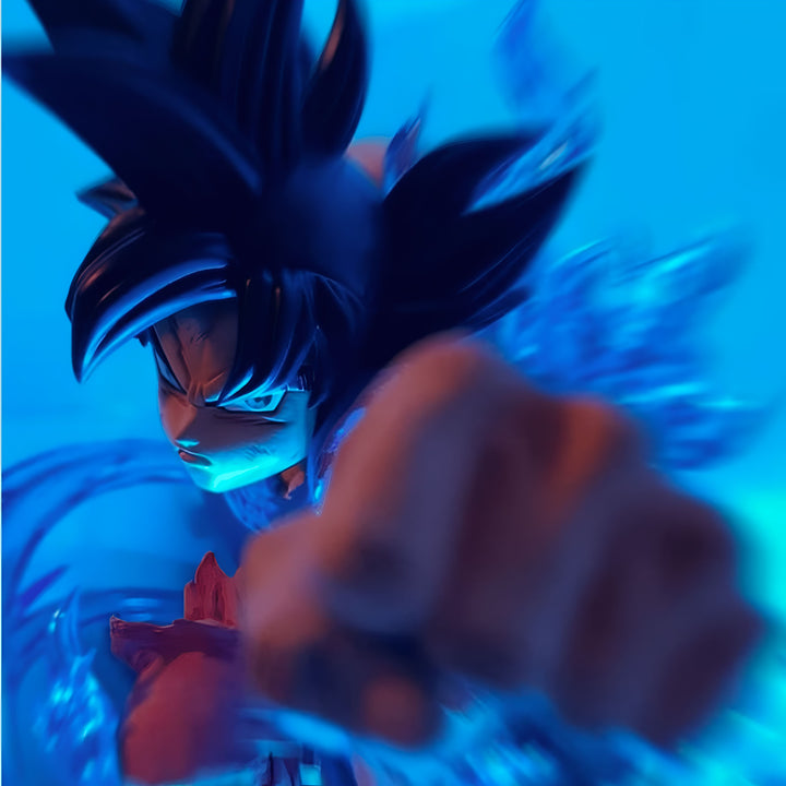 Une figurine de Son Goku, un personnage de la série animée Dragon Ball Z, en train de se battre. Il est entouré d'une aura bleue et il est en train de frapper l'adversaire.,FI-5169885547