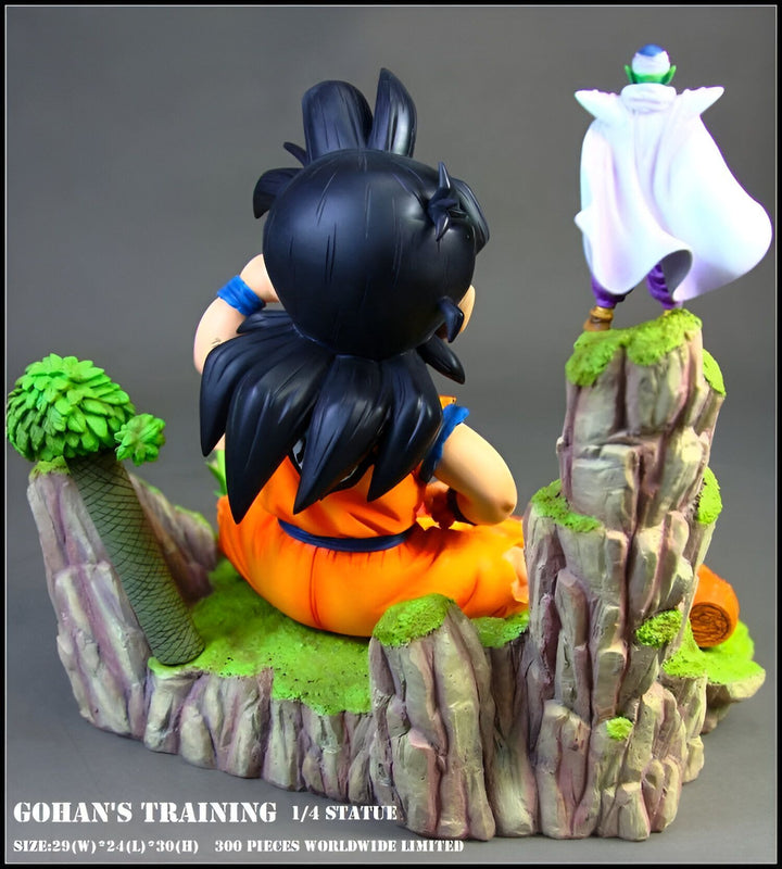 Une image de Son Gohan, un personnage de Dragon Ball Z, assis sur un rocher. Il porte une combinaison orange et un gilet bleu. Il regarde Piccolo, un autre personnage de Dragon Ball Z, qui se tient sur un rocher en arrière-plan. Piccolo porte une cape blanche et un turban vert.,FI-805340927X