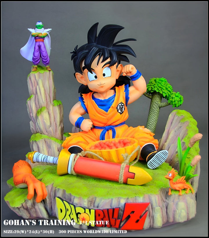 Une image de Son Gohan, un personnage de Dragon Ball Z. Il est représenté en train de manger un bol de nouilles. Il est assis sur un rocher, et il y a un arbre et une épée à côté de lui. En arrière-plan, on peut voir Piccolo, un autre personnage de Dragon Ball Z.,FI-805340927X