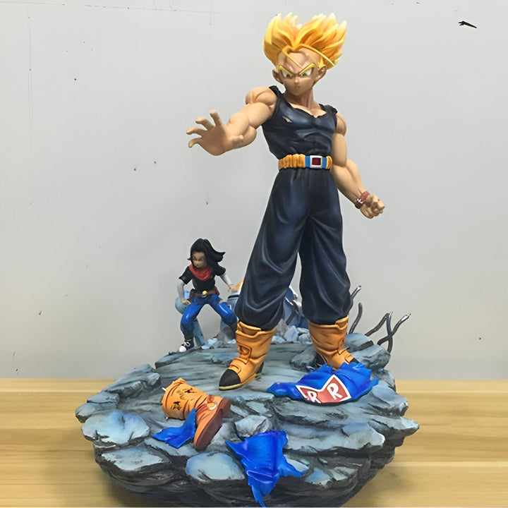 Une figurine de Trunks du futur en Super Saiyan, un personnage du manga Dragon Ball Z. Il est représenté avec ses cheveux jaunes hérissés, sa combinaison bleue et jaune, et ses bottes jaunes. Il est en position de combat, le poing droit en avant et la main gauche ouverte. A ses pieds se trouve un bout de tissu bleu déchiré.,FI-6781275968