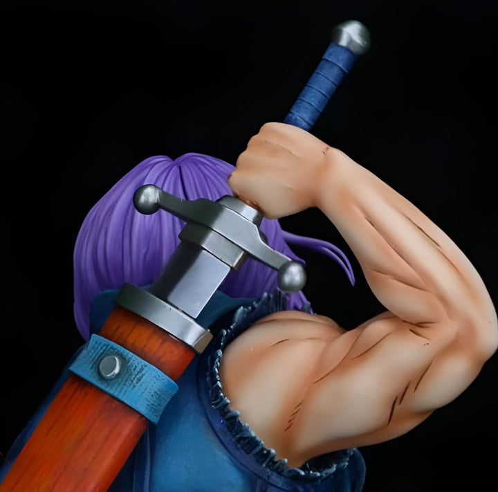 Une image en gros plan du bras droit de Trunks du futur, un personnage de Dragon Ball Z. Il tient une épée dans sa main droite. Il a les cheveux violets et porte une combinaison bleue.,FI-7389337834