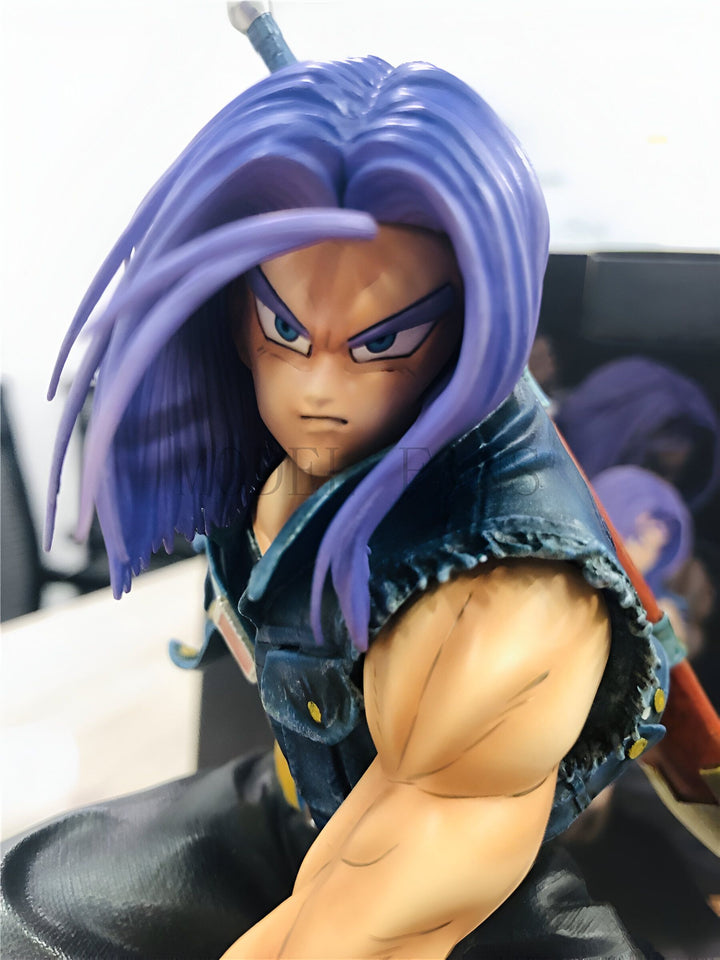 Une figurine de Trunks du futur, un personnage de Dragon Ball Z. Il est représenté avec ses cheveux violets et sa tenue bleue. Il est en position de combat, prêt à se battre.,FI-7389337834