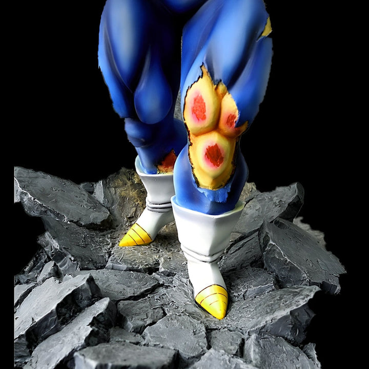 Une image en gros plan des jambes et des bottes de Vegeta, un personnage de Dragon Ball Z. Vegeta est un Saiyan, une race extraterrestre connue pour sa force et sa puissance. Il est le prince de la planète Vegeta, qui a été détruite par Freezer. Vegeta est un rival de Goku, le protagoniste de Dragon Ball Z.,FI-039650762X