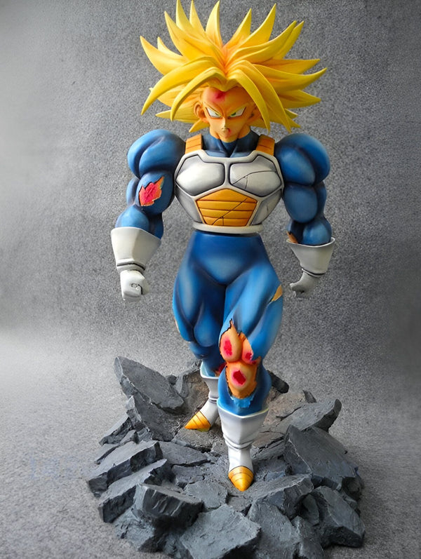 Une figurine de Son Gohan, un personnage de Dragon Ball Z, debout sur un socle de rochers. Il est vêtu d'une combinaison bleue et jaune et a les cheveux blonds hérissés. Il est en position de combat.,FI-039650762X