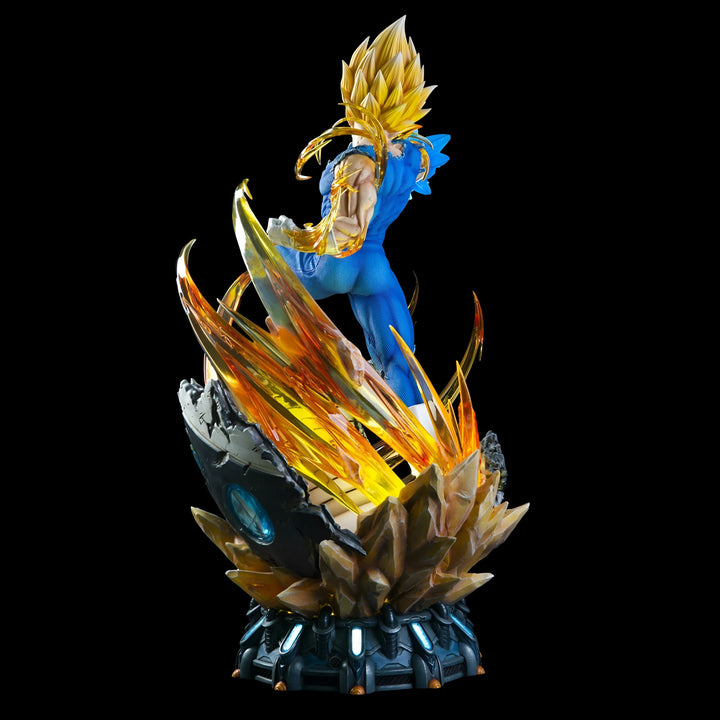 Une statue de Vegeta, un personnage de la série Dragon Ball Z. Il est représenté en train de se battre, avec une expression déterminée sur le visage. Il porte une combinaison bleue et jaune, et ses cheveux sont blonds. La statue est posée sur un socle rocheux, et elle est entourée d'énergie jaune.,FI-7170985993