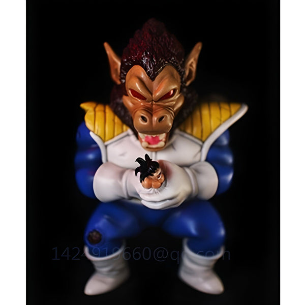 Une figurine de Son Goku en Super Saiyan 4 avec un Gohan enfant dans sa main.,FI-5063879837