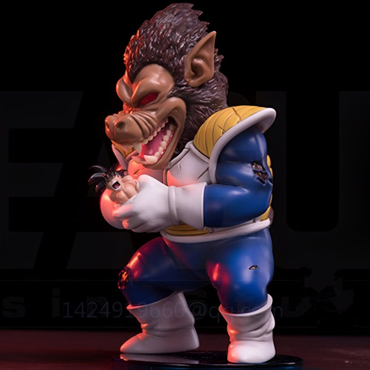 Une figurine de Son Goku, un personnage de Dragon Ball Z, en train de tenir un bébé dans ses bras.,FI-5063879837