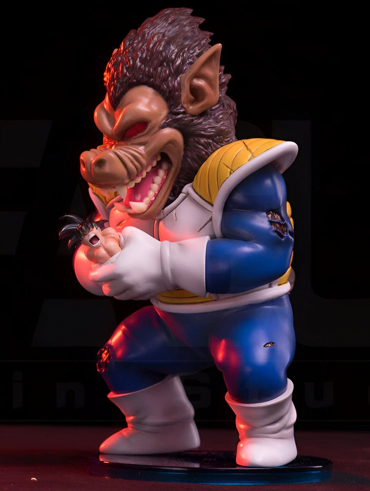 Une figurine de collection de Son Goku, un personnage de la série animée Dragon Ball Z. Il est représenté en train de tenir un enfant dans ses bras.,FI-5063879837