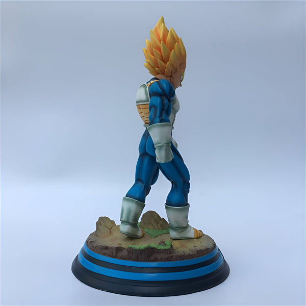 Une figurine de Vegeta, un personnage de la série Dragon Ball Z. Il est représenté debout, vêtu de sa combinaison bleue et jaune, et les cheveux blonds hérissés. Il se trouve sur un socle marron et bleu.,FI-0953835804