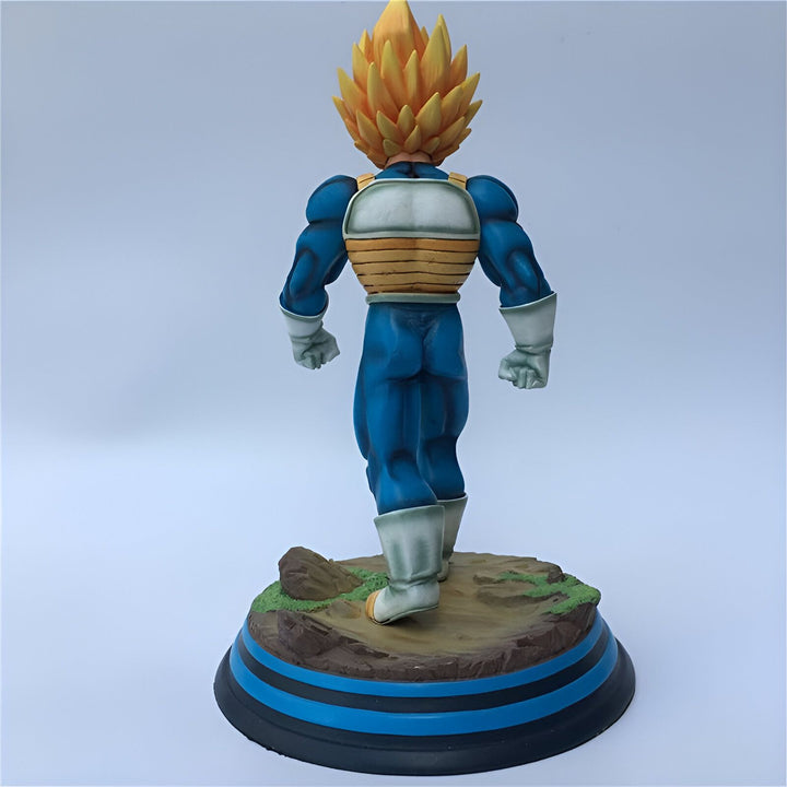 Une figurine de Vegeta, un personnage de Dragon Ball Z, est debout sur un socle. Il est vêtu d'une combinaison bleue et jaune et a les cheveux blonds. Il est musclé et a une expression déterminée sur le visage.,FI-0953835804