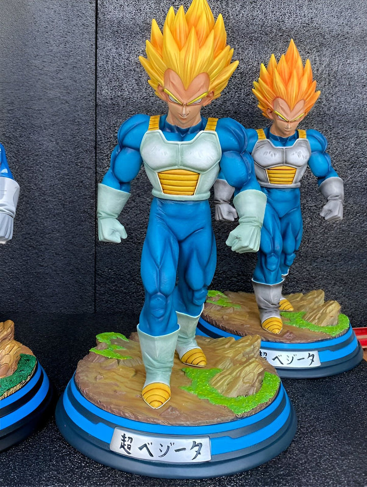 Une image de deux figurines de Vegeta, un personnage de la série Dragon Ball Z. Vegeta est un Saiyan, une race extraterrestre guerrière. Il est le prince de la planète Vegeta, qui a été détruite par Freezer. Vegeta est un rival de Goku, le protagoniste de la série.,FI-0953835804