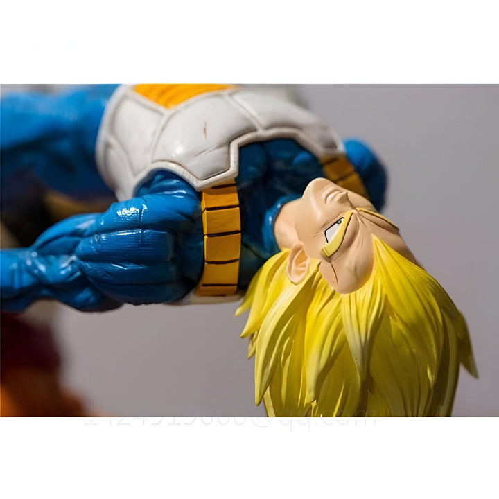 Une figurine de Vegeta, un personnage de Dragon Ball Z, en position d'attaque. Il est vêtu d'une armure bleue et jaune et a les cheveux blonds.,FI-3991396629