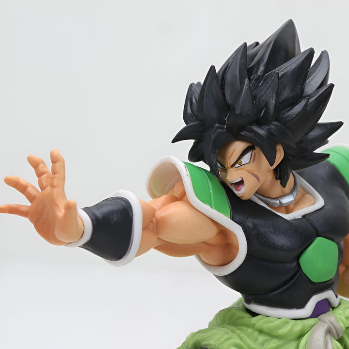 Une figurine de Broly, un personnage de Dragon Ball Z. Il est vêtu d'une combinaison noire et verte et a les cheveux noirs hérissés. Il est en position de combat et semble prêt à attaquer.,FI-2394242523