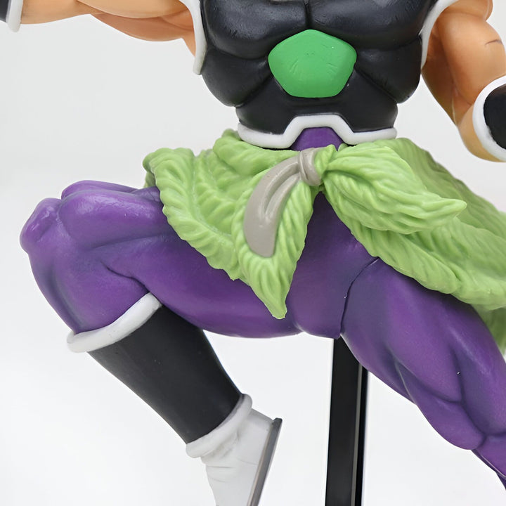 Une figurine de Broly, un personnage de Dragon Ball Z. Il est vêtu d'une combinaison noire et violette et a une ceinture verte. Il est en position de combat.,FI-2394242523
