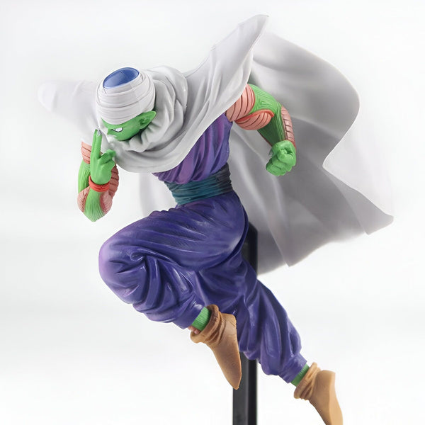 Piccolo, un personnage de Dragon Ball Z, est représenté en train de voler. Il porte son turban et sa cape blanche. Il a les bras tendus devant lui et semble prêt à attaquer.,FI-4787971948