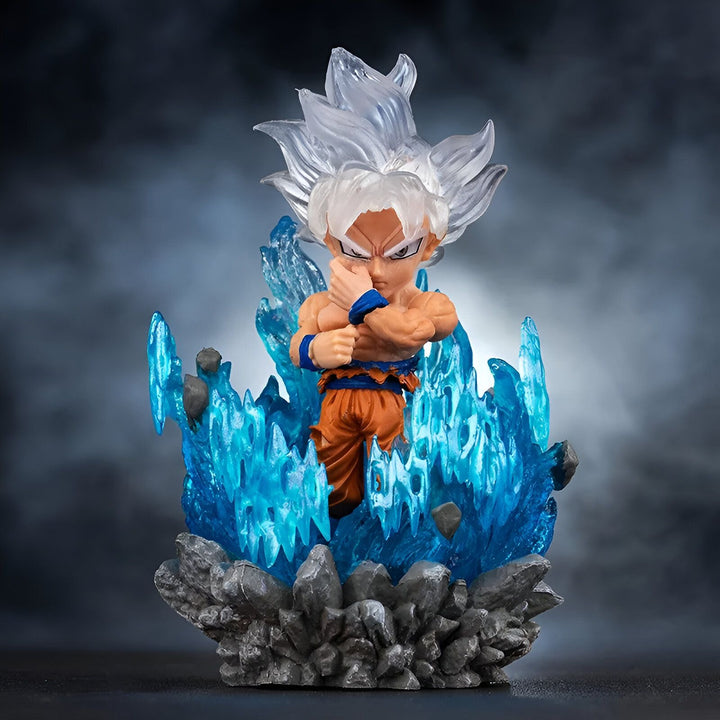 Une figurine de Son Goku, un personnage de la série animée Dragon Ball Z. Il est représenté en train de se battre, avec ses cheveux blancs et bleus hérissés, et une aura bleue l'entourant. Il est également entouré de rochers et de glace.,FI-538701792X