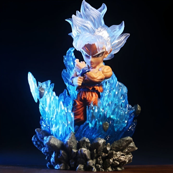 Une figurine de Son Goku, un personnage de la série Dragon Ball. Il est représenté en train de se transformer en Super Saiyan Blue, une transformation qui lui donne des cheveux bleus et une aura bleue. Il est également entouré d'un socle en résine bleue qui représente l'énergie qu'il dégage.,FI-538701792X
