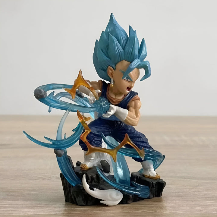 Une figurine de Vegeta sous sa forme de Super Saiyan Blue. Il est en position de combat, avec un poing en avant et l'autre en arrière. Il est entouré d'un tourbillon d'énergie bleue.,FI-9015371296
