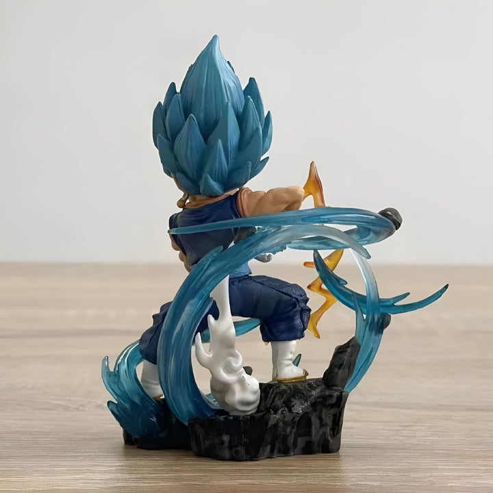 Une figurine de Vegeta, un personnage de Dragon Ball Z, en train de se battre. Il est entouré d'énergie bleue et jaune.,FI-9015371296