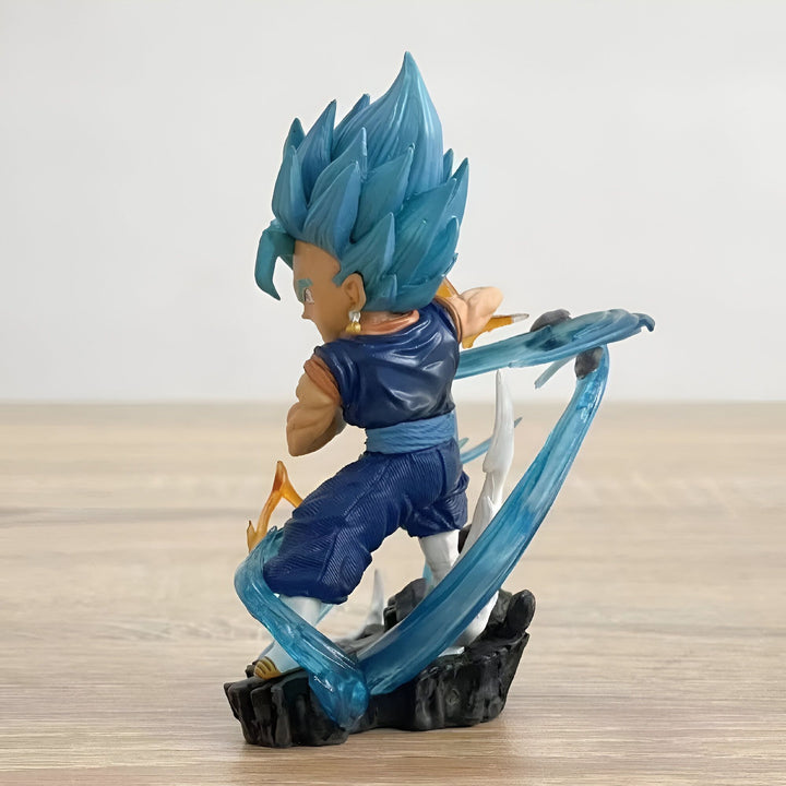 Une figurine de Vegitto, un personnage de Dragon Ball Z, en position de combat. Il est vêtu d'une combinaison bleue et jaune, et a les cheveux bleus. Il est debout sur un socle noir et blanc.,FI-9015371296