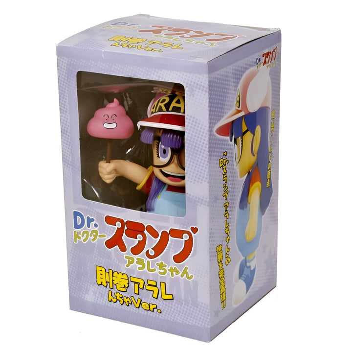 Une figurine d'Arale-chan, un personnage de Dr. Slump, est debout et tient un caca rose sur un bâton. La figurine est dans une boîte en plastique transparent.,FI-7117691395