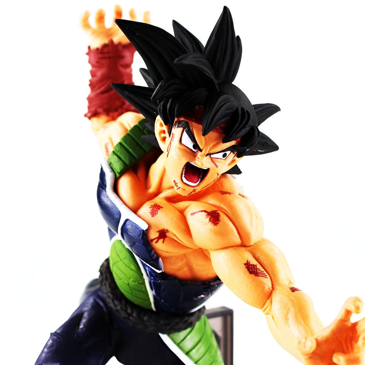 Une figurine de Bardock, le père de Goku, dans sa tenue de combat Saiyan. Il a les cheveux noirs hérissés, les yeux bleus et une cicatrice sur la joue gauche. Il est vêtu d'une armure bleue et verte et porte un pantalon noir. Il est en position de combat, le poing droit en avant et la paume gauche ouverte.,FI-3188719108